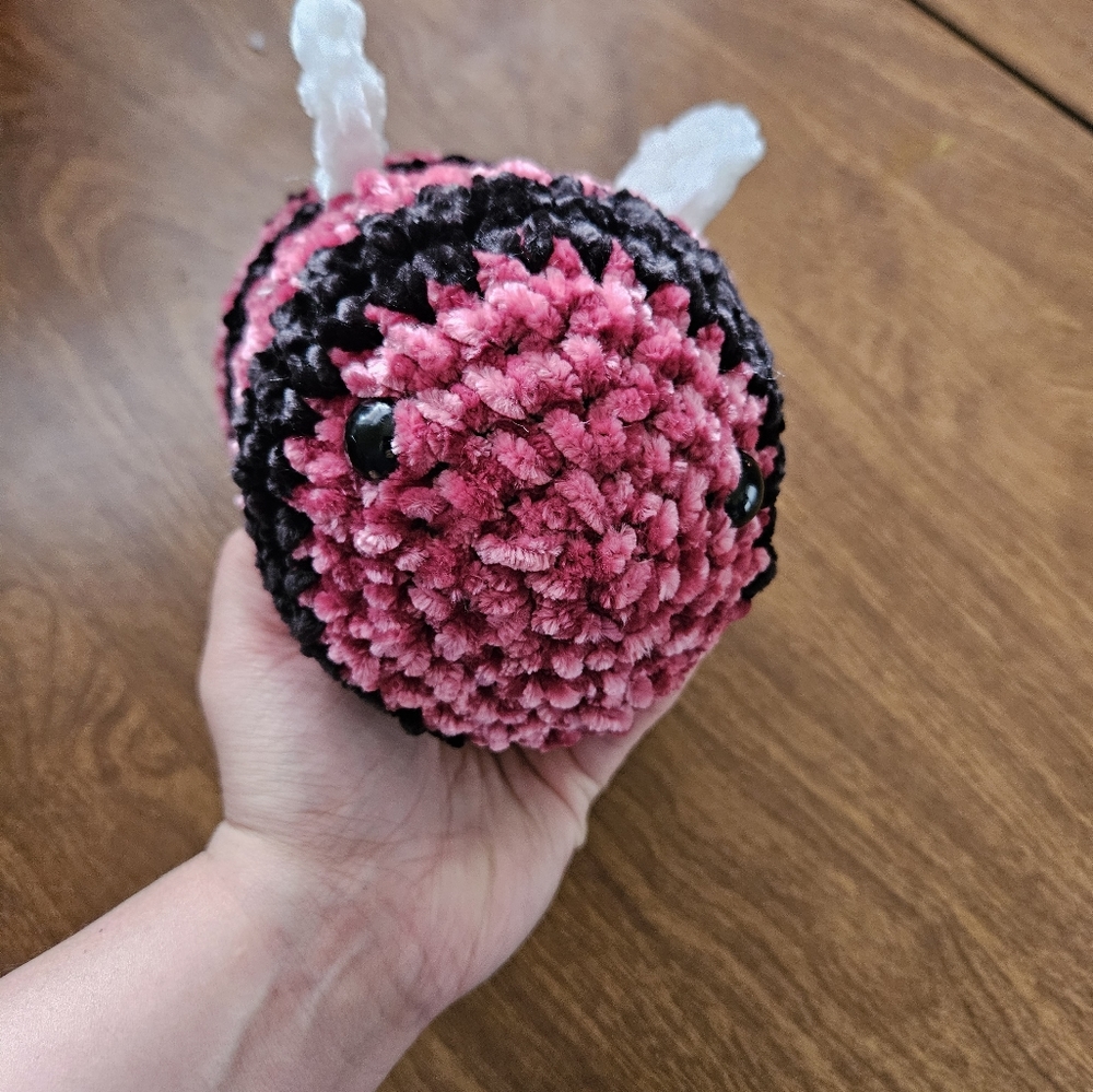 Crochet Velvet Raspberry Bee - Picture 9 of 15